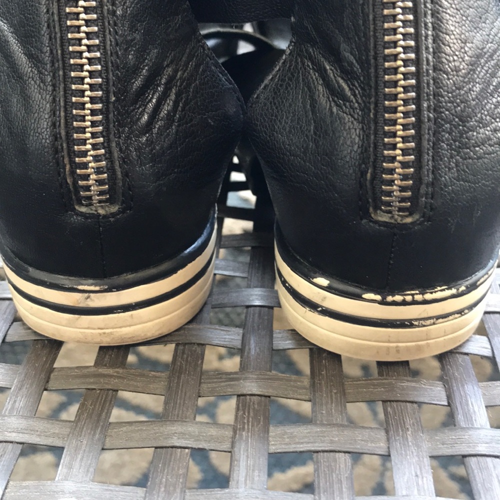 Black Eileen Fisher flat shoes. - Picture 2 of 4